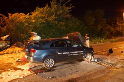 Nach Crash - Fahrzeug geht in Flammen auf